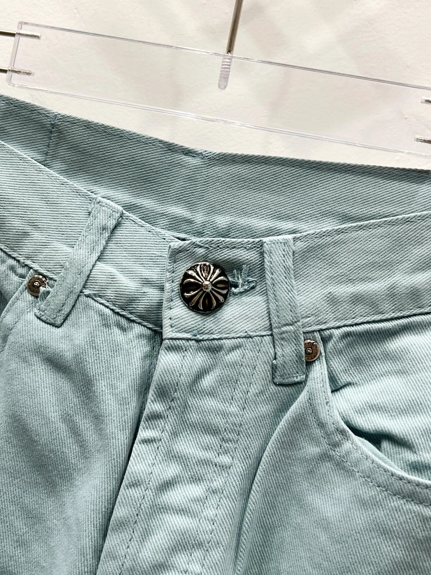 P280 Style number: (c035) Chrome hearts CH co-branded Drak ice blue Miami jeans exude uninhibited personality and unique charm. Every wear and tear is carefully designed to present a unique artistic feel. Made of imported denim fabric, which has undergone heavy industrial washing and destruction treatment, the trousers show a super cool effect on the upper body, allowing you to dominate the fashion stage.  This is more than just a pair of jeans, it is an expression of attitude. With its unique design concept and ultimate pursuit of details, Croxin breaks traditional boundaries and defines the jeans trend in the new era. The trousers are made of double-layer woven fabric with customized hardware. Italian-made special cowhide is printed and cut. Custom-made sheepskin three-layer thick-line leather. The whole body is spliced ​​in heavy water washing. Craftsmen hand-splash ink. You can see the details. Three-dimensional cutting version. Loose and comfortable, not flattering. Makes taller and slimmer. Factory quality. Original quality control. Same style for men and women. Can be matched with couples. Versatile recommendation. Must-have jeans for all seasons. Color: ice blue. Size: 28-30-32-34.